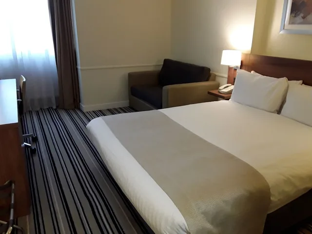 غرفة قياسية بسرير كينج مع أريكة، Holiday Inn Leeds Wakefield M1 Jct.40, an IHG Hotel 1/7
