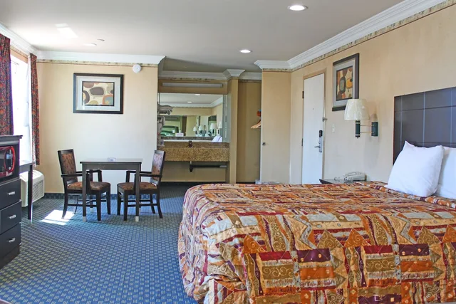 غرفة بسرير كينج، Crystal Inn Suites Spas 8/10