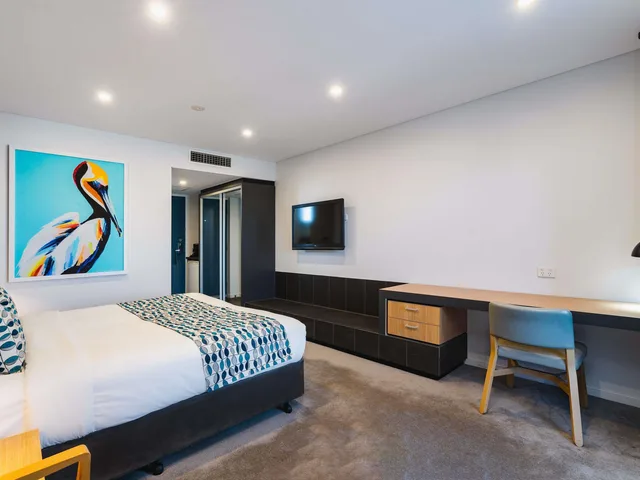 Deluxe, King Bed, City Side, Mantra Bunbury 1/6
