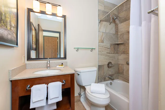 غرفة رباعية بسريرين مزدوجين، Best Western Plus Waterbury - Stowe 2/2