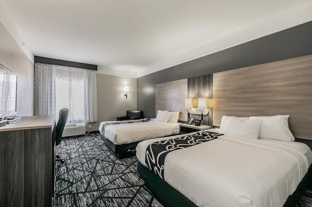 غرفة بسريرين مزدوجين، La Quinta Inn and Suites by Wyndham Granbury 2/6