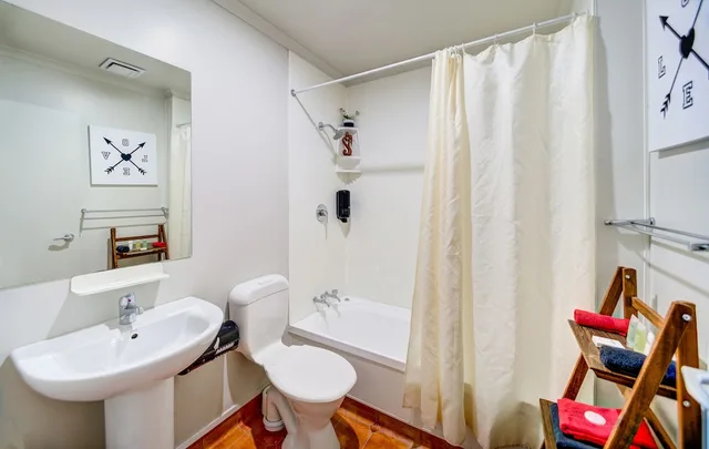 غرفة رباعية بسرير كينج وسرير بطابقين بإطلالة على المدينة، Silver Fern Lodge 4/4