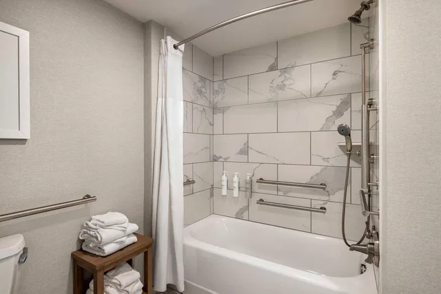 غرفة بسريرين كوين بإطلالة جزئية على البحر بحوض استحمام لذوي الإعاقة، Hampton Inn Virginia Beach Oceanfront South 4/4