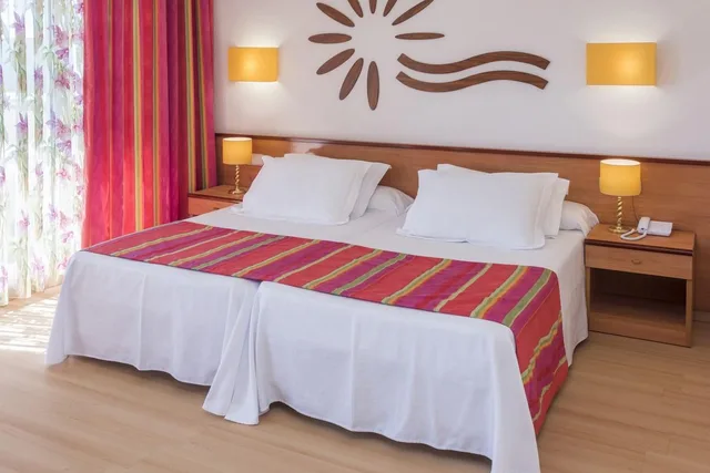 Room, 3 Beds, Las Vegas Salou 1/1