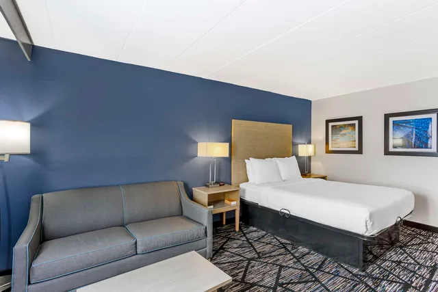 غرفة بسرير كوين مع أريكة، Best Western Westgate Inn 1/5