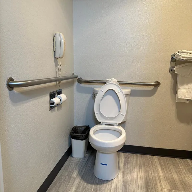 غرفة بسرير كينج بحوض استحمام لذوي الإعاقة، Baymont by Wyndham Omaha SW 2/5