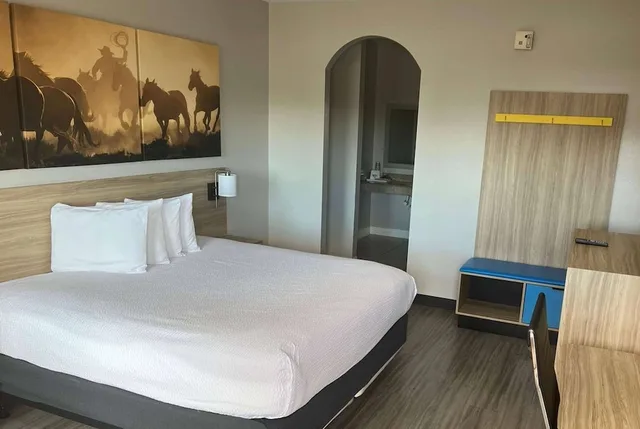 Efficiency, Standard, King Bed، Days Inn By Wyndham Humble/Houston Intercontinental Airport 4/9