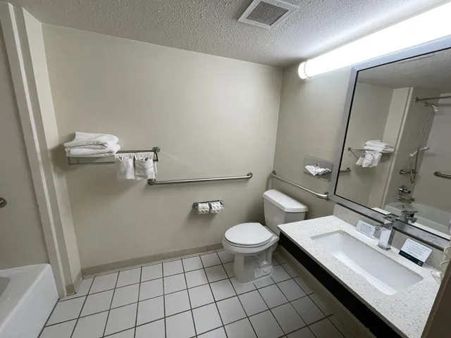 غرفة أساسية بسرير كينج لذوي الإعاقة، Quality Inn Fort Smith I-540 2/3