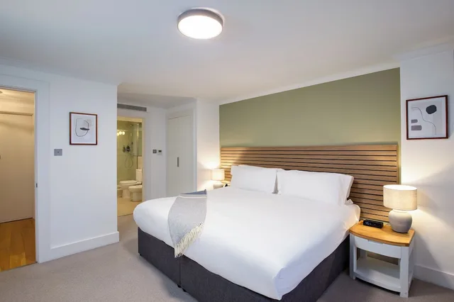 شقة ديلوكس بسرير كينج وسرير فردي بشرفة بغرفتي نوم، Monarch House - Serviced Apartments - Kensington 9/10