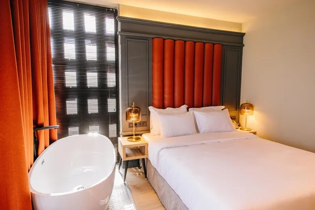 غرفة بسرير مزدوج بحوض استحمام، Sandali Metekhi Boutique hotel 2/5