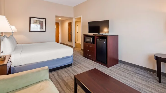 غرفة بسرير كينج وسريرين مزدوجين، Best Western Tampa 1/5