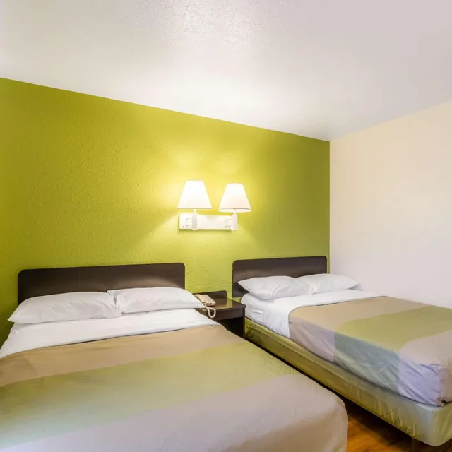2 Queen Beds - ADA/Tub/Micfridge، Motel6 Green Bay, WI 4/10