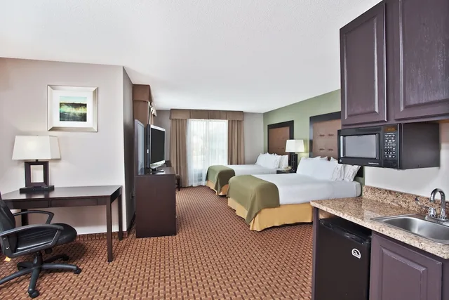 جناح بسريرين كوين، Holiday Inn Express Hotel Suites Harrington 1/3