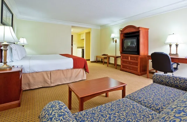 Suite, King Bed, Holiday Inn Express Ringgold 2/3