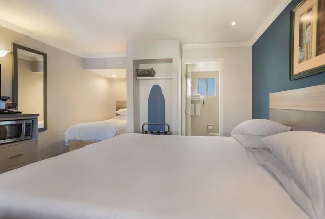 غرفة بسرير كوين وسرير فردي، SureStay Hotel by Best Western San Rafael 1/8