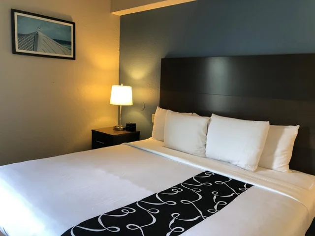 غرفة ديلوكس بسرير كينج بحوض استحمام لذوي الإعاقة، La Quinta by Wyndham PCB Coastal Palms 2/3