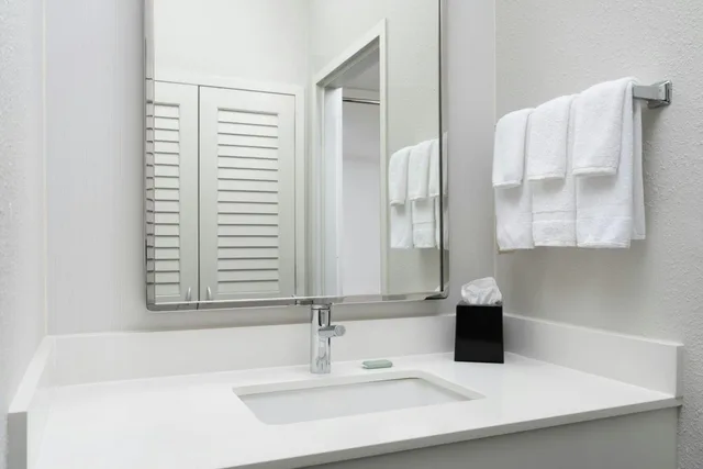 جناح بسريرين مزدوجين بإطلالة على الفناء بغرفة نوم واحدة بغرفتين مع أريكة، Courtyard by Marriott Birmingham Hoover 2/5