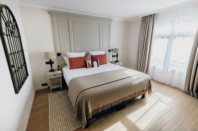 غرفة كومفورت بسرير كوين، Hostellerie Cedre and Spa Beaune 2/10