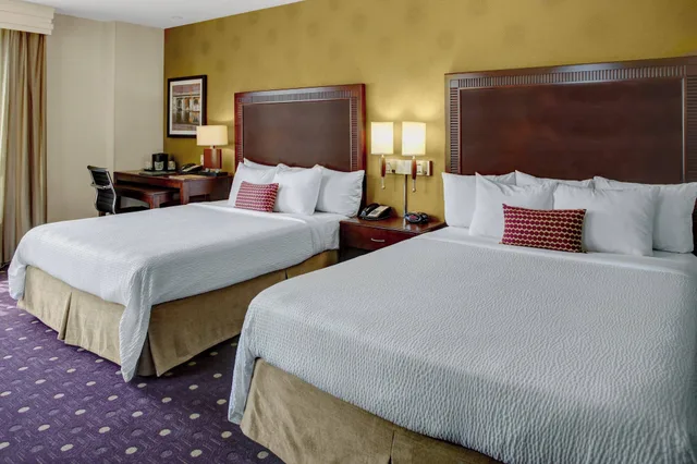 غرفة بسريرين كوين، Courtyard by Marriott Kansas City Country Club Plaza 1/6