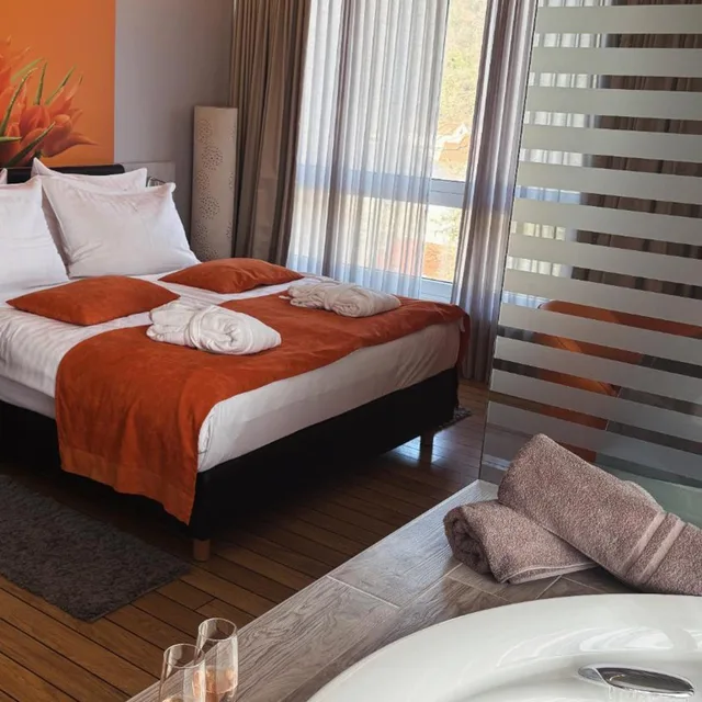 غرفة بسرير مزدوج بشرفة بجاكوزي، Wellness Hotel Villa Magdalena 10/10