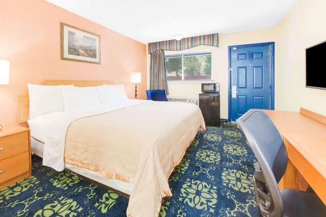 غرفة بسرير كينج للمدخنين، Travelodge By Wyndham Ruidoso 1/2