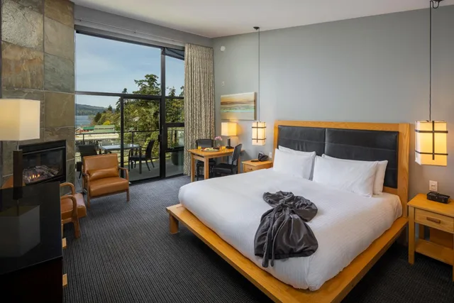 غرفة بسرير كينج بإطلالة على البحر، Brentwood Bay Lodge Spa 1/3