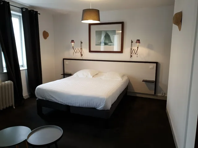 Comfort, Queen Bed, Patio, Hotel the Originals Saint Valery Sur Somme La Colonne de Bronze Ex In 9/10