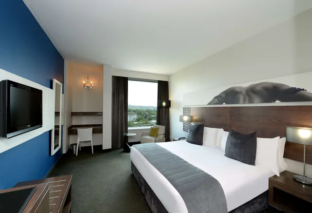 غرفة قياسية بسرير كينج، Southern Sun Rosebank 6/10