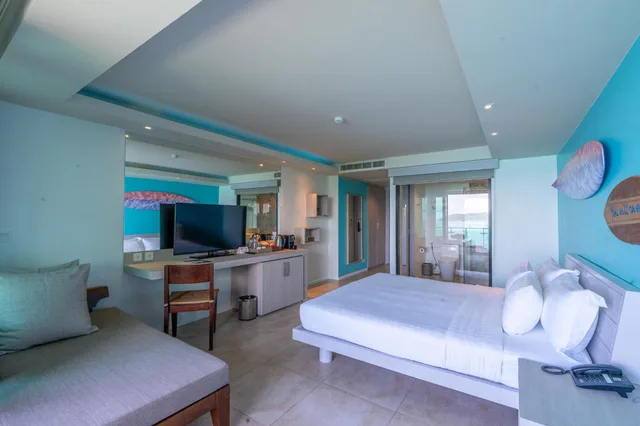 غرفة ديلوكس بسرير كينج بإطلالة على البحر، Zenmaya Oceanfront Phuket, Trademark Collection by Wyndham 1/10