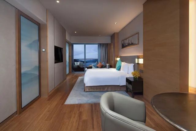 جناح بسرير كينج بإطلالة على البحيرة بغرفة نوم واحدة بمنطقة جلوس، Crowne Plaza Hangzhou Thousand Island Lake 5/5