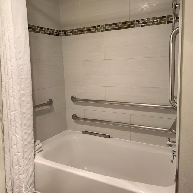 غرفة بسرير مزدوج لذوي الإعاقة، Redac Gateway Hotel 5/7