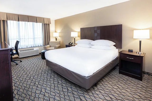 غرفة بريميوم بسرير كينج، Holiday Inn St Louis Arpt West Earth City 2/5