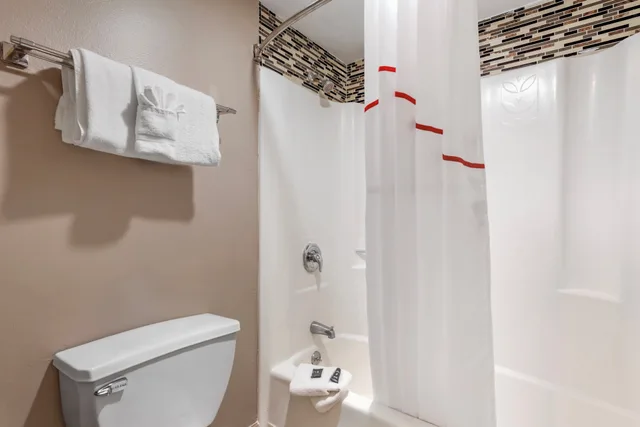 جناح بسرير كينج بمطبخ صغير، Red Roof Inn Kissimmee, FL 3/3