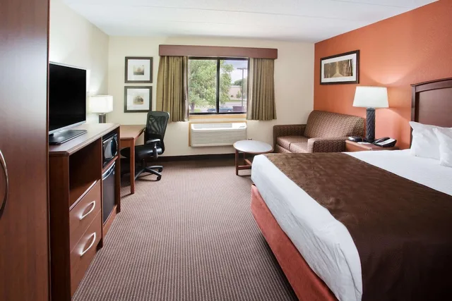 غرفة بسرير كوين لذوي الإعاقة، AmericInn by Wyndham Grand Forks 1/3