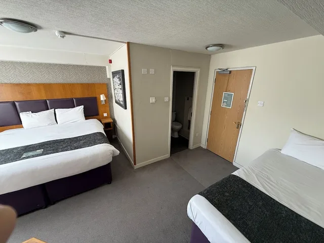 غرفة عائلية بسرير كينج وسرير فردي، Premier Inn Alderley Edge 3/4