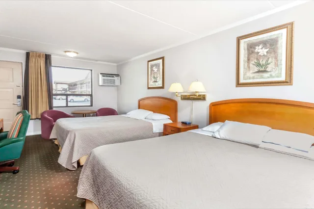 Family, 2 Queen Beds, Howard Johnson By Wyndham Niagara Falls 1/5