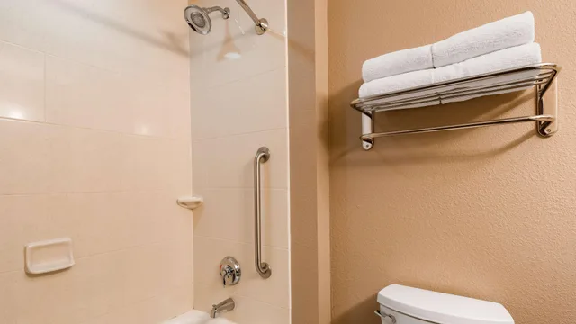 جناح بسرير كينج، Best Western Plus Hiawatha Hotel 8/9