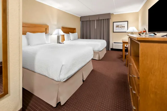 غرفة بسريرين كوين بشرفة، Best Western Plus Norwester Hotel and Conference Centre 2/4