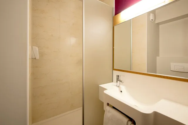 غرفة ثلاثية بسرير مزدوج وسرير فردي، B&B Hotel Lyon Eurexpo Chassieu 3/4