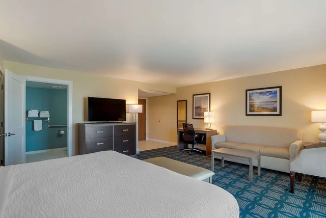 غرفة قياسية بسرير كينج بشرفة مع أريكة لذوي الإعاقة، Best Western Plus In Ocean City 2/9