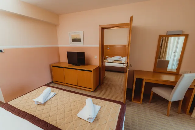 غرفة متصلة سوبيريور عائلية بسريرين كينج بشرفة، Family Hotel La Luna – All inclusive 3/6