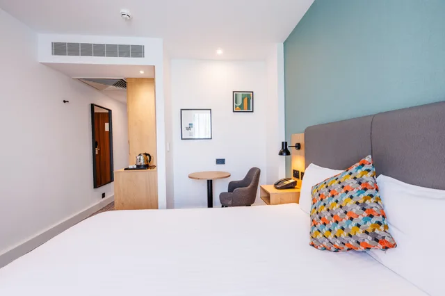 غرفة قياسية بسرير كوين، Holiday Inn Stevenage 3/7