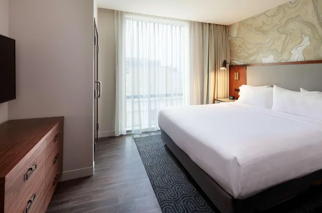 جناح استوديو بريميوم بسرير كينج بغرفتين، EMBASSY SUITES BY HILTON AMARILLO DOWNTOWN HOTEL 1/2