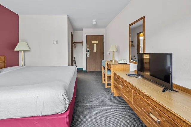 جناح بسرير كوين، Wautoma Inn by OYO Near Airport WI 73 1/7