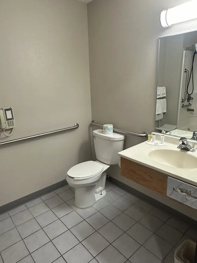 غرفة قياسية بسرير كوين لذوي الإعاقة، Super 8 by Wyndham West Branch 5/6