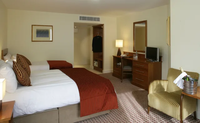 غرفة ثلاثية بسرير مزدوج وسريرين منفصلين، Cassidys Hotel 2/3