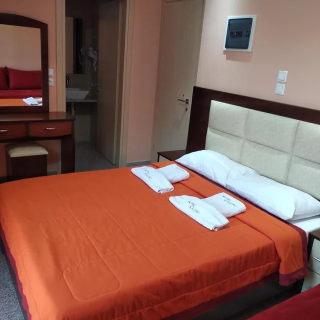 غرفة بسرير مزدوج أو سريرين منفصلين بإطلالة على الجبل، Kalias Hotel 1/9
