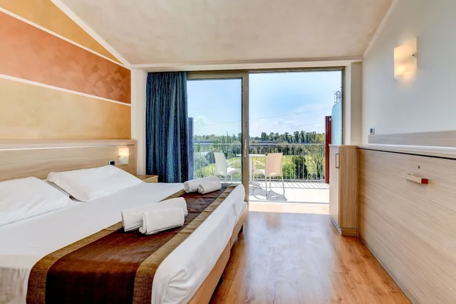 Room, Double Bed, Riverside، Rivus 3/10