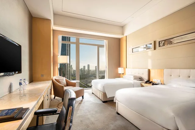 غرفة تنفيذية بسريرين منفصلين بإطلالة على المرفأ، HILTON DALIAN 1/4