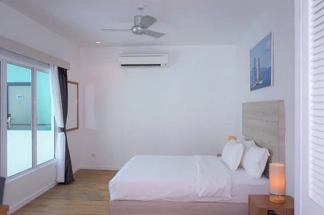 غرفة بسرير كينج بإطلالة على الفناء، Ramada by Wyndham Langkawi Marina 1/5